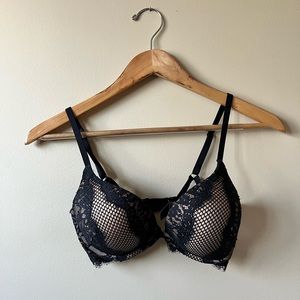 VS bombshell plunge 32D * worn once * * lace detail*